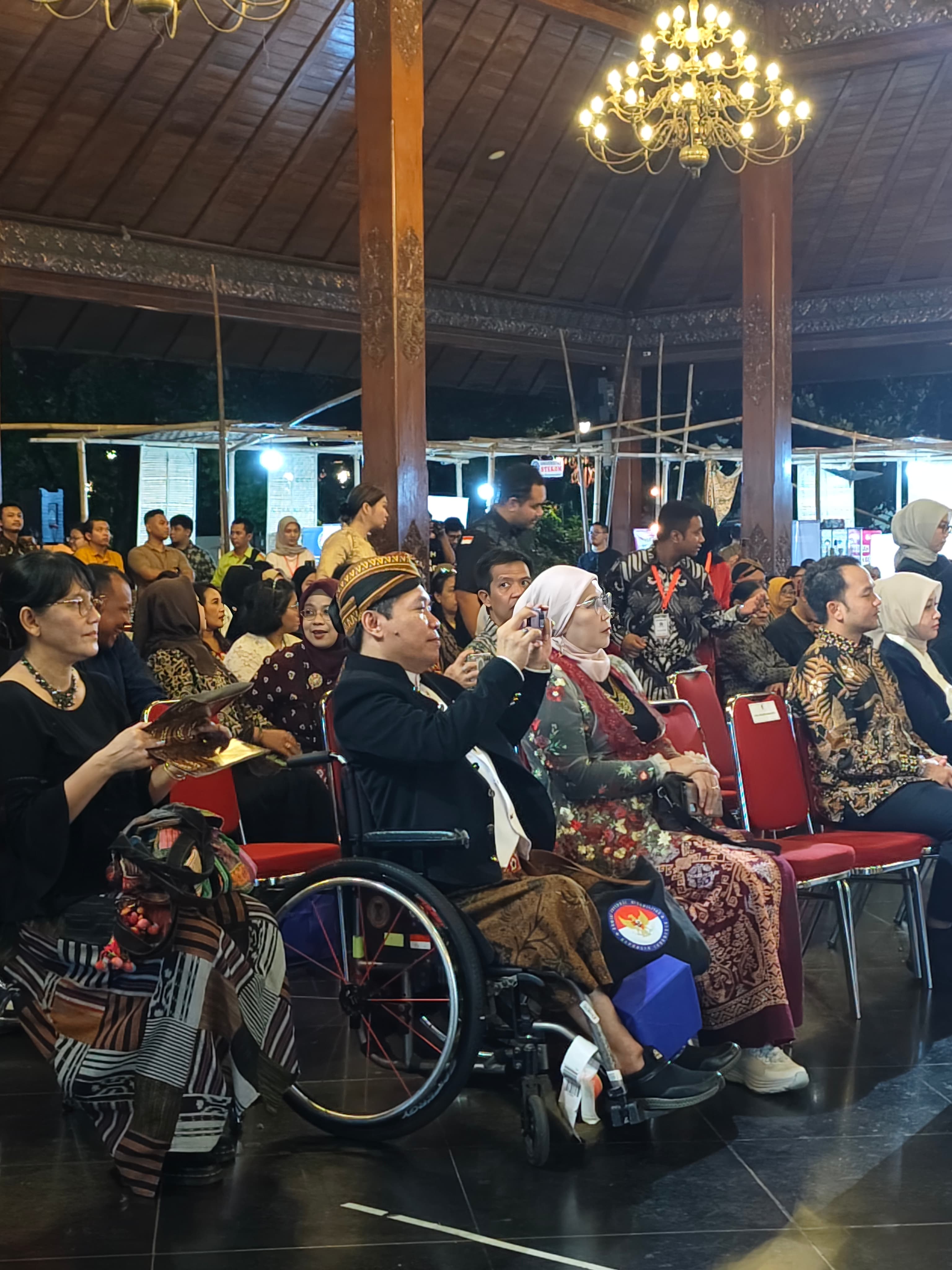 3 Mahasiswa Universitas Stekom Jadi Juru Bahasa Isyarat pada Indonesian Disability Art and Culture Festival 2025