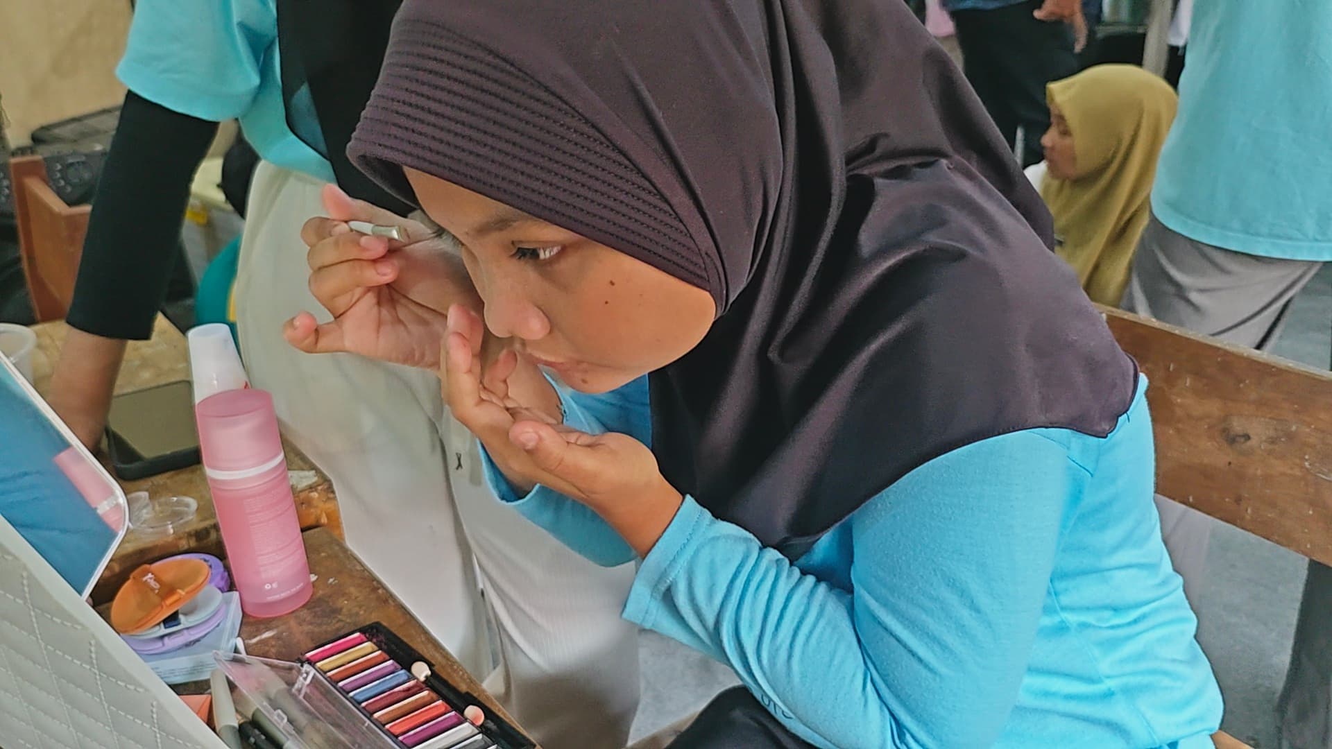 Universitas Stekom Dorong Ekspresi Diri Siswi SLB Negeri Batang melalui Pelatihan Makeup