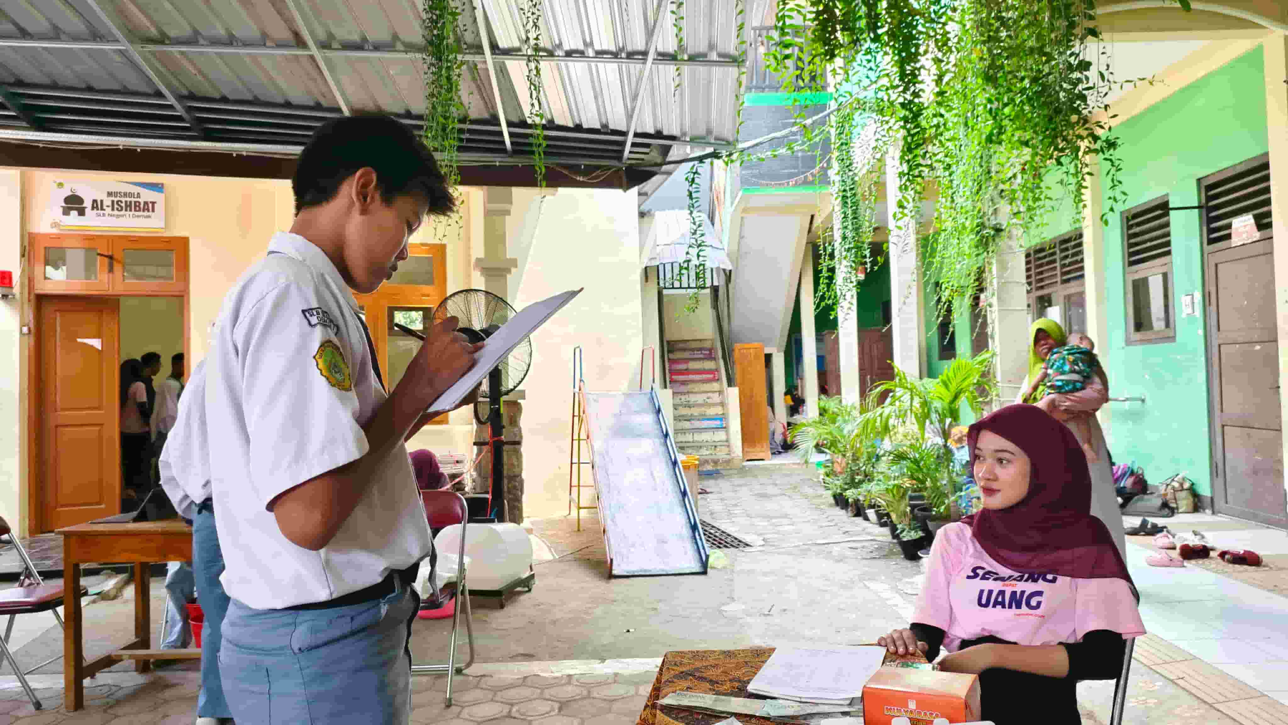 Universitas Stekom Asah Keterampilan Wirausaha dan Kasir bagi Siswa SLB Negeri Demak