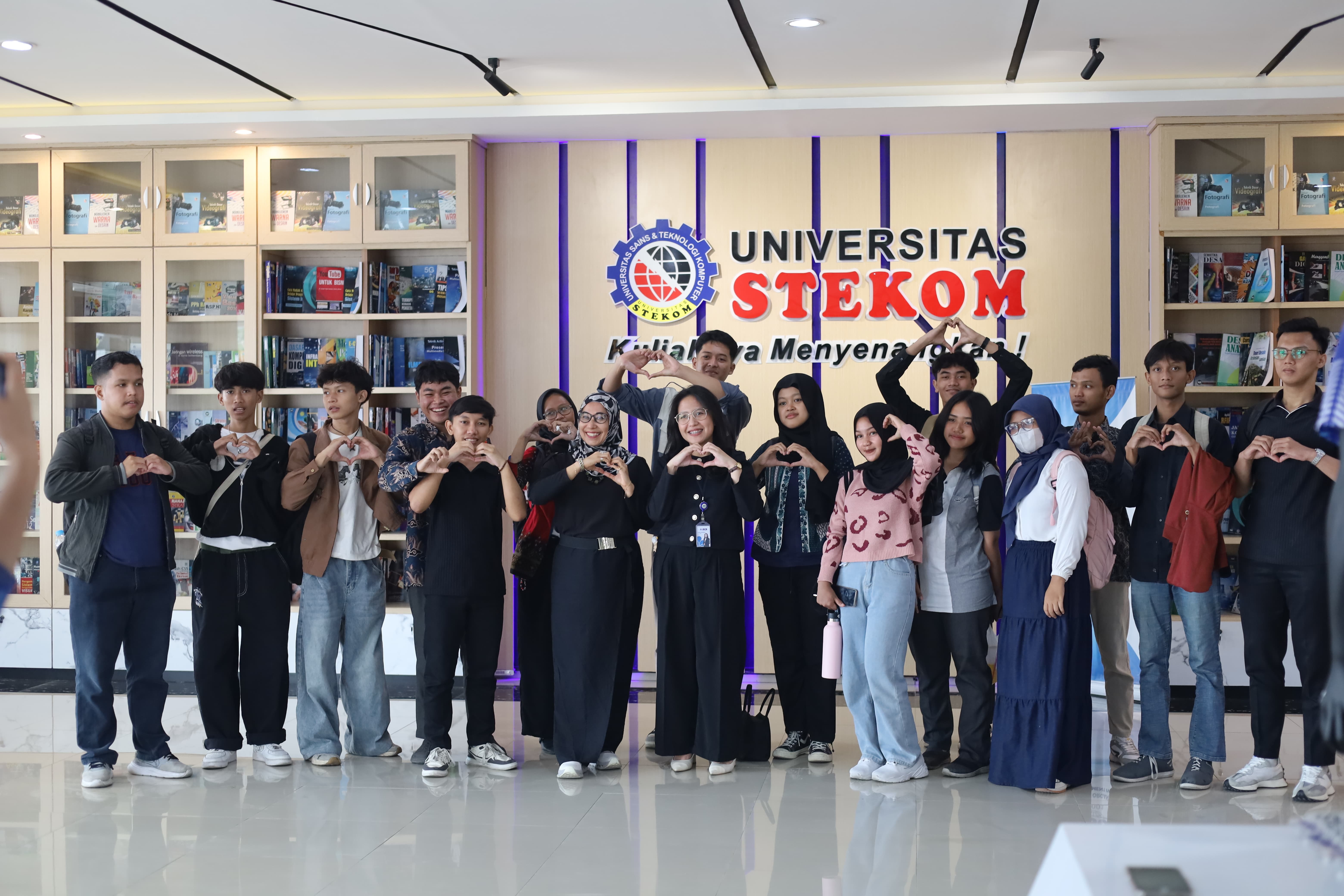 Universitas STEKOM dan Bank BCA Gelar Kuliah Umum: Membangun Generasi Cuan, Investasi Aman, dan Melek Finansial di Era Digital