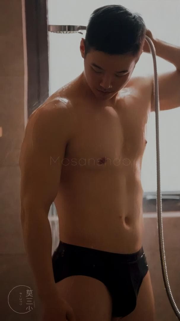  mosanshao 王子与卫兵一起沐浴