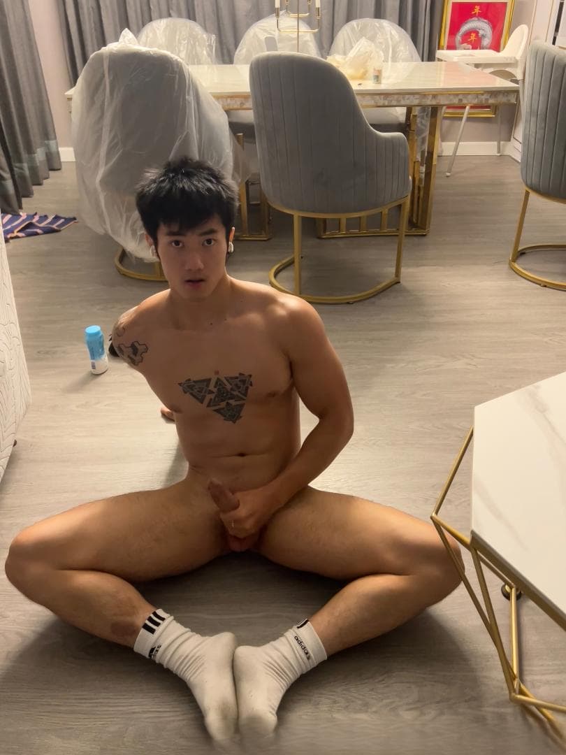  Taiwanese muscle guy masturbates