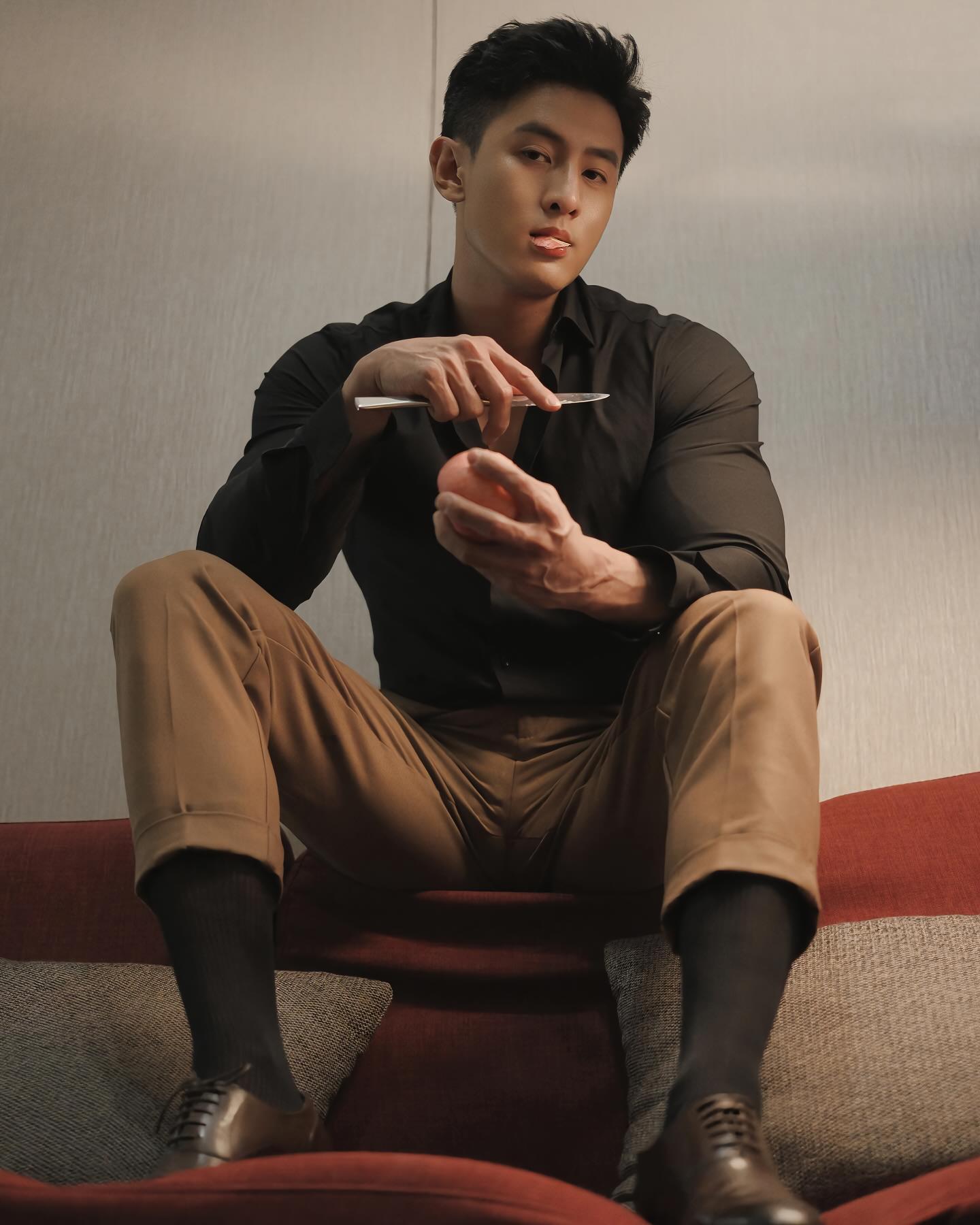sex Handsome Chinese men pose for sexy photos