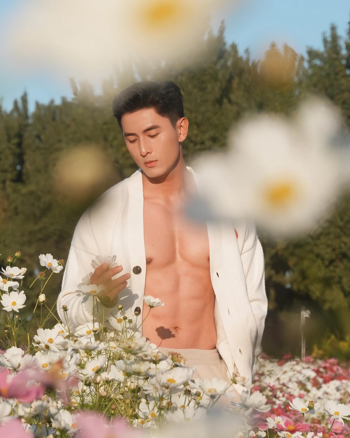 sex Handsome Chinese men pose for sexy photos