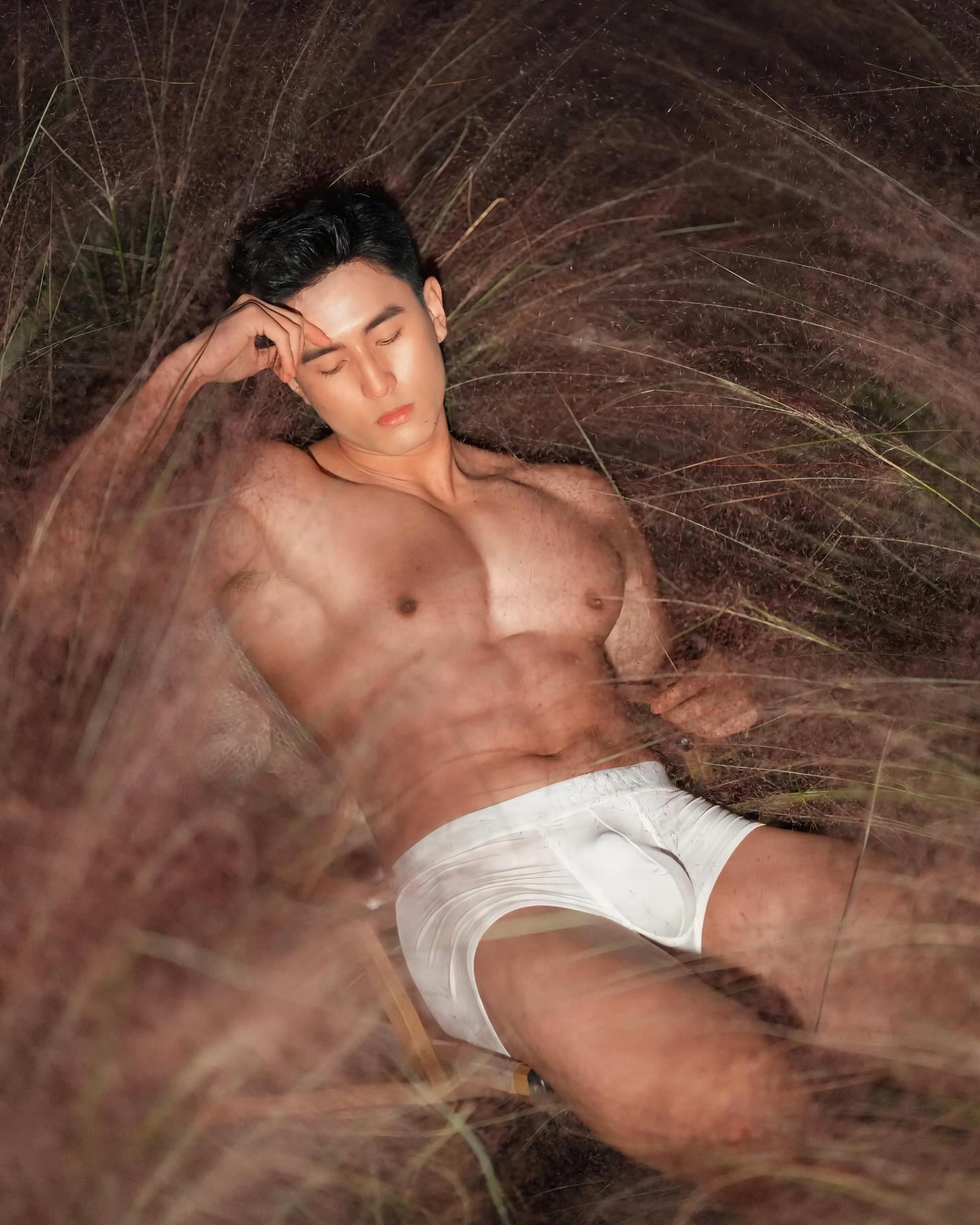 sex handsome Handsome Chinese men pose for sexy photos