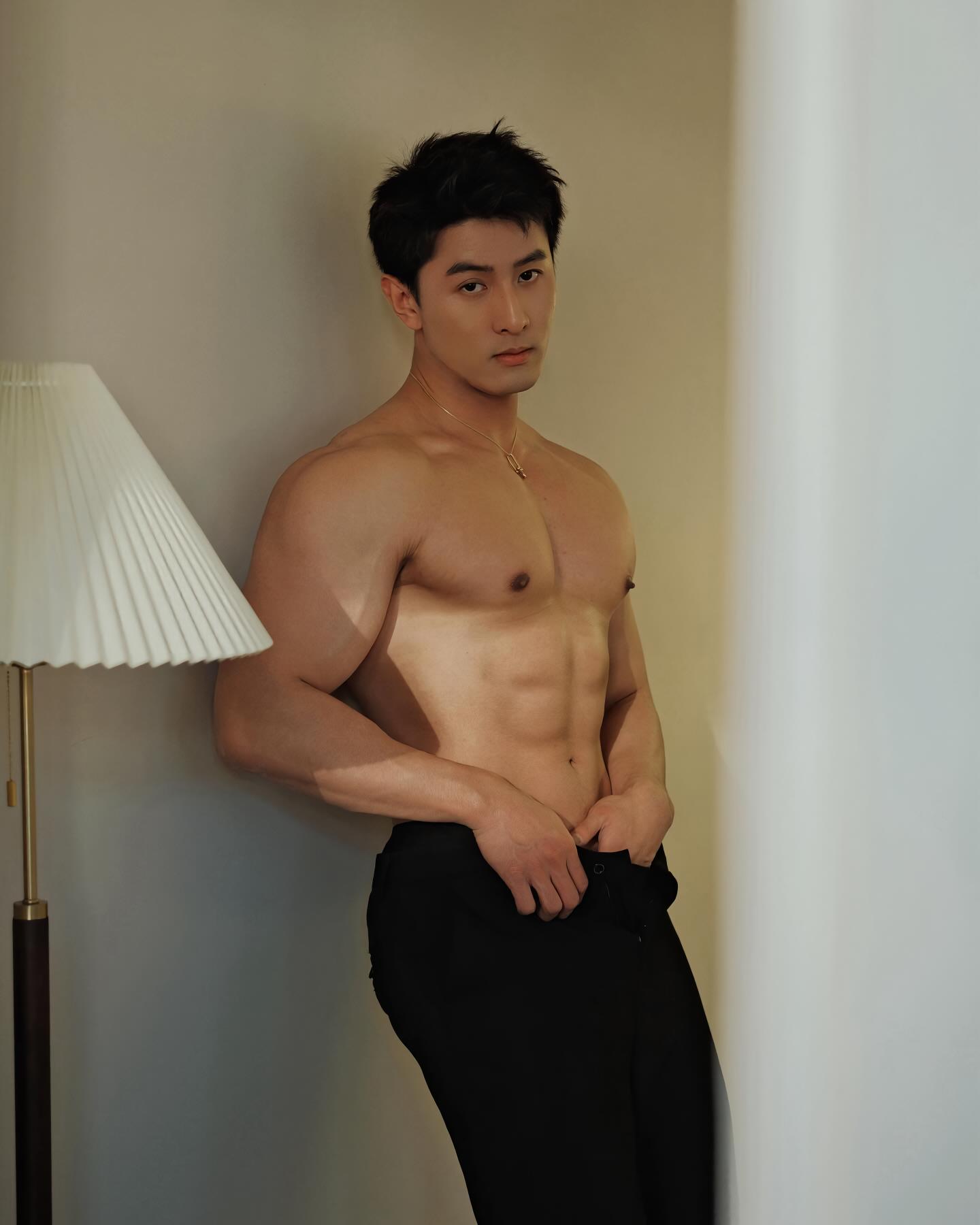 Sex Men Handsome Chinese men pose for sexy photos