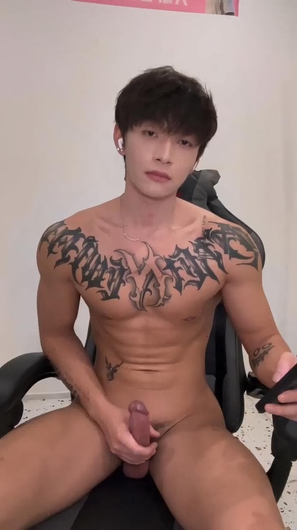  帅气的纹身热辣抖音小伙正在自慰