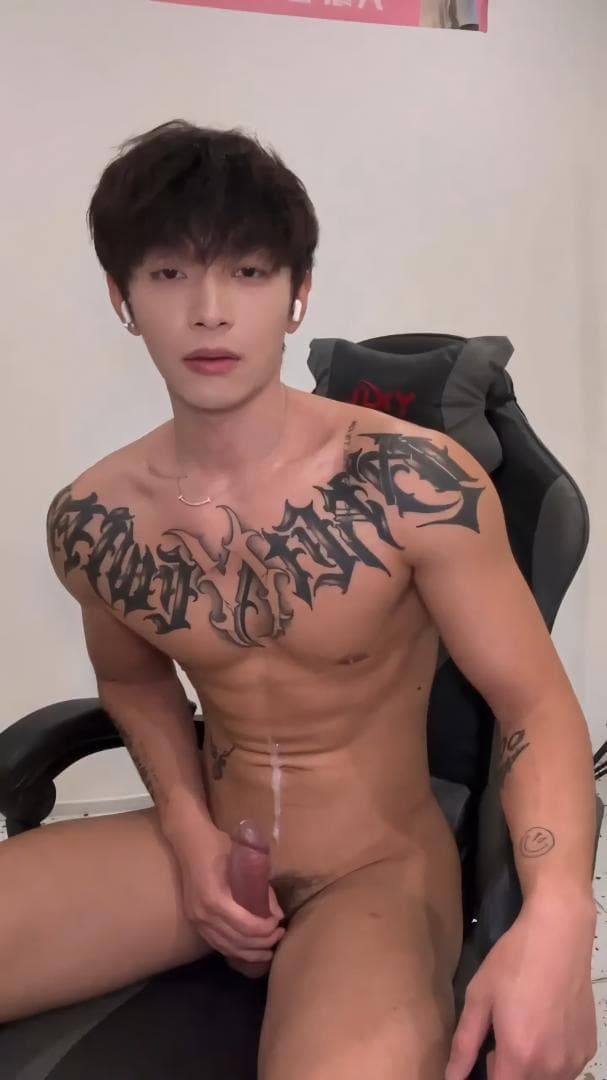 porn gay 帅气的纹身热辣抖音小伙正在自慰