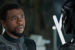 1277530-chadwick-boseman-incarne-black-panther-au-cinema