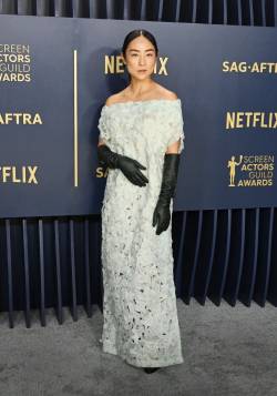 sag-awards-2024-red-carpet-photos-Greta Lee