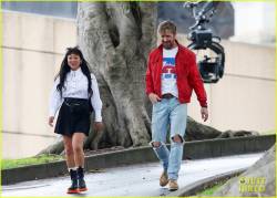 ryan-gosling-stephanie-hsu-dogs-tangle-fall-guy-set-08