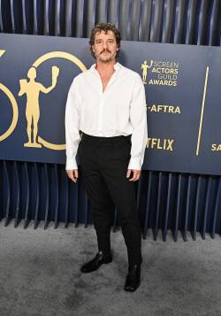 sag-awards-2024-red-carpet-photos-Pedro Pascal